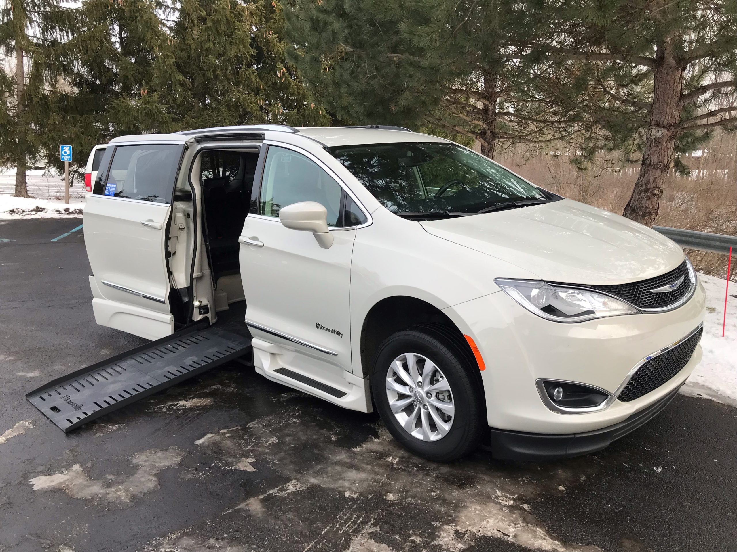 2019 Chrysler Pacifica Touring Luxury White BraunAbility Conversion