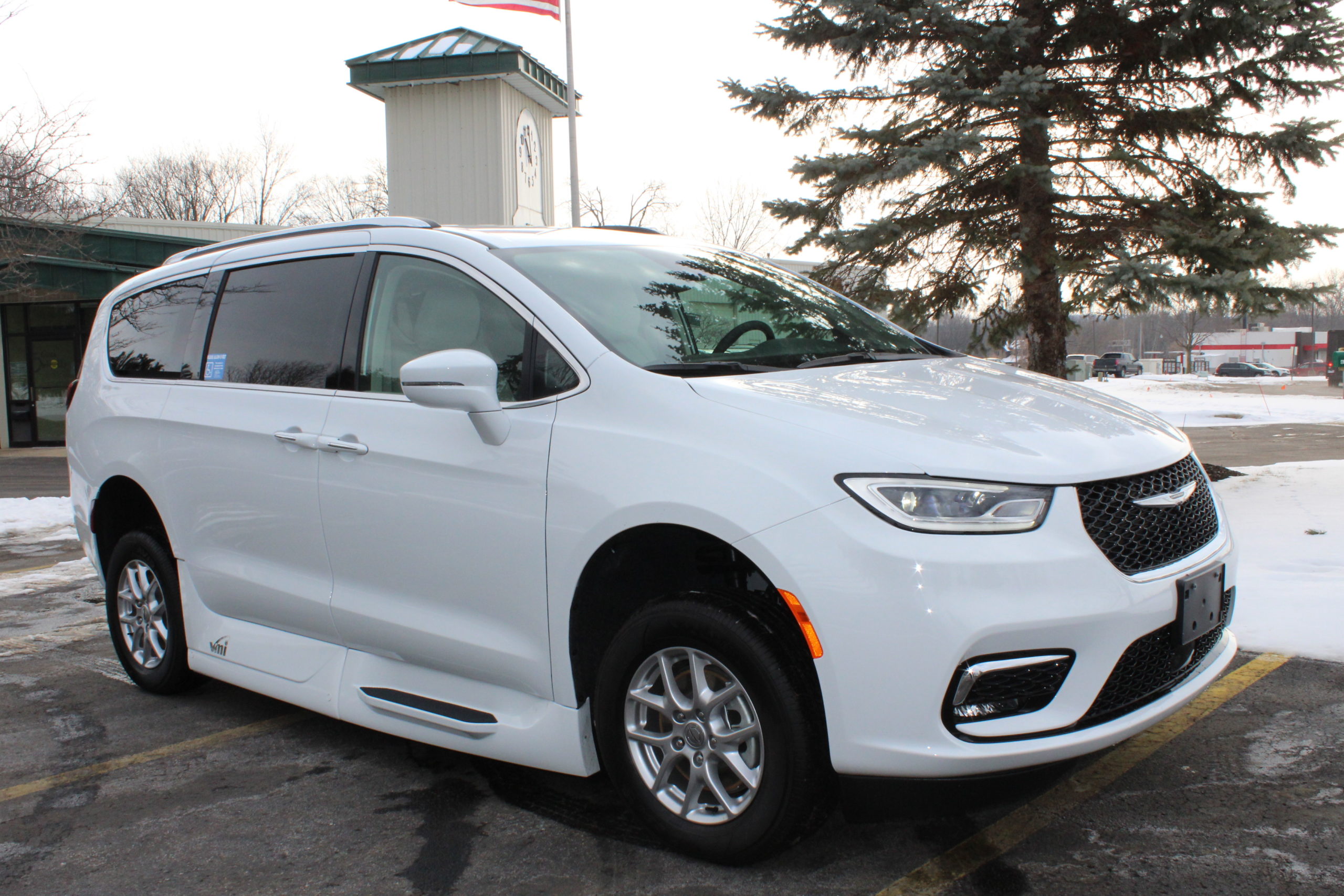 2021 White VMI Chrysler Pacifica Touring L with Northstar Conversion