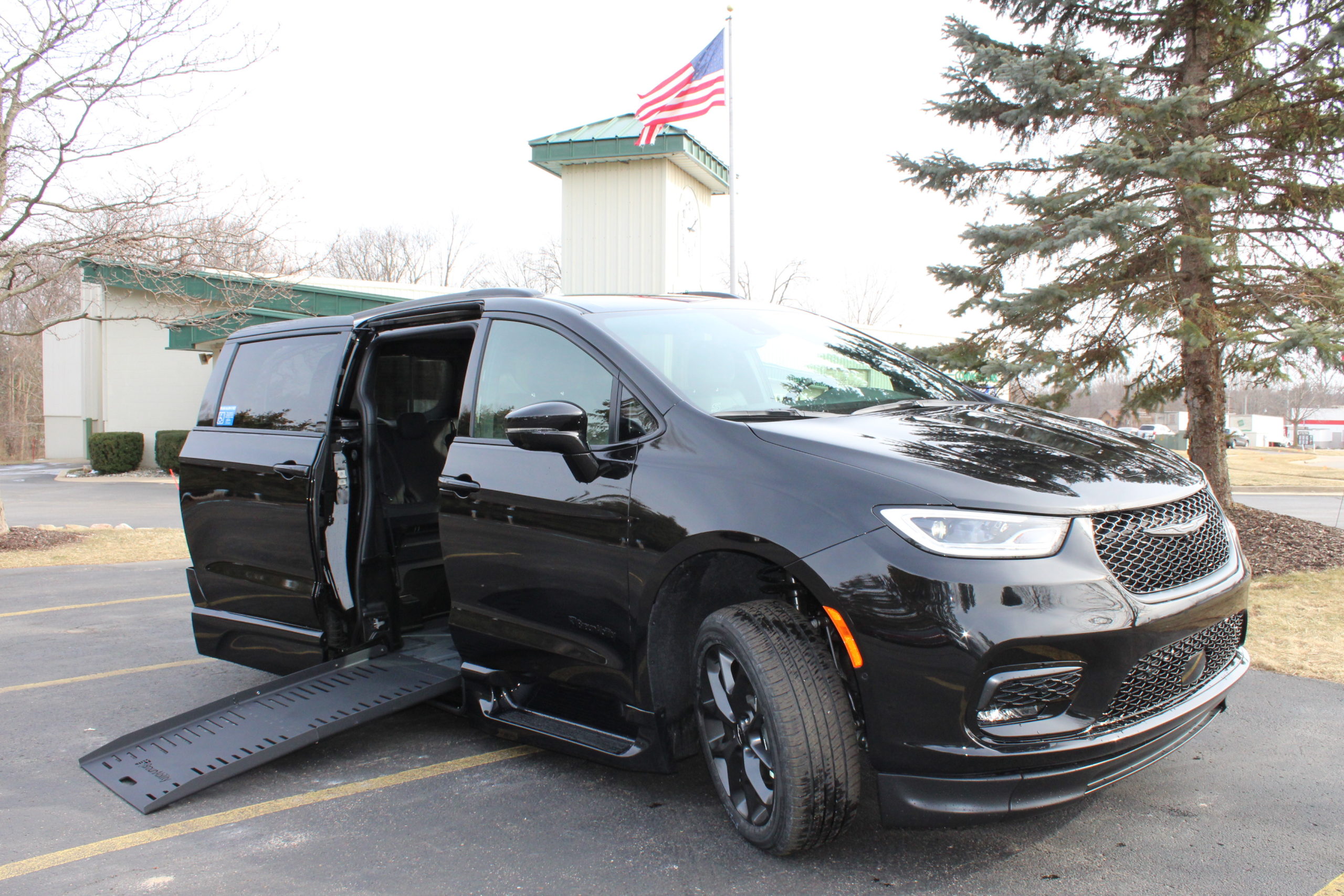 2021 Brilliant Black BraunAbility Chrysler Pacifica Touring L Sport with XT Conversion