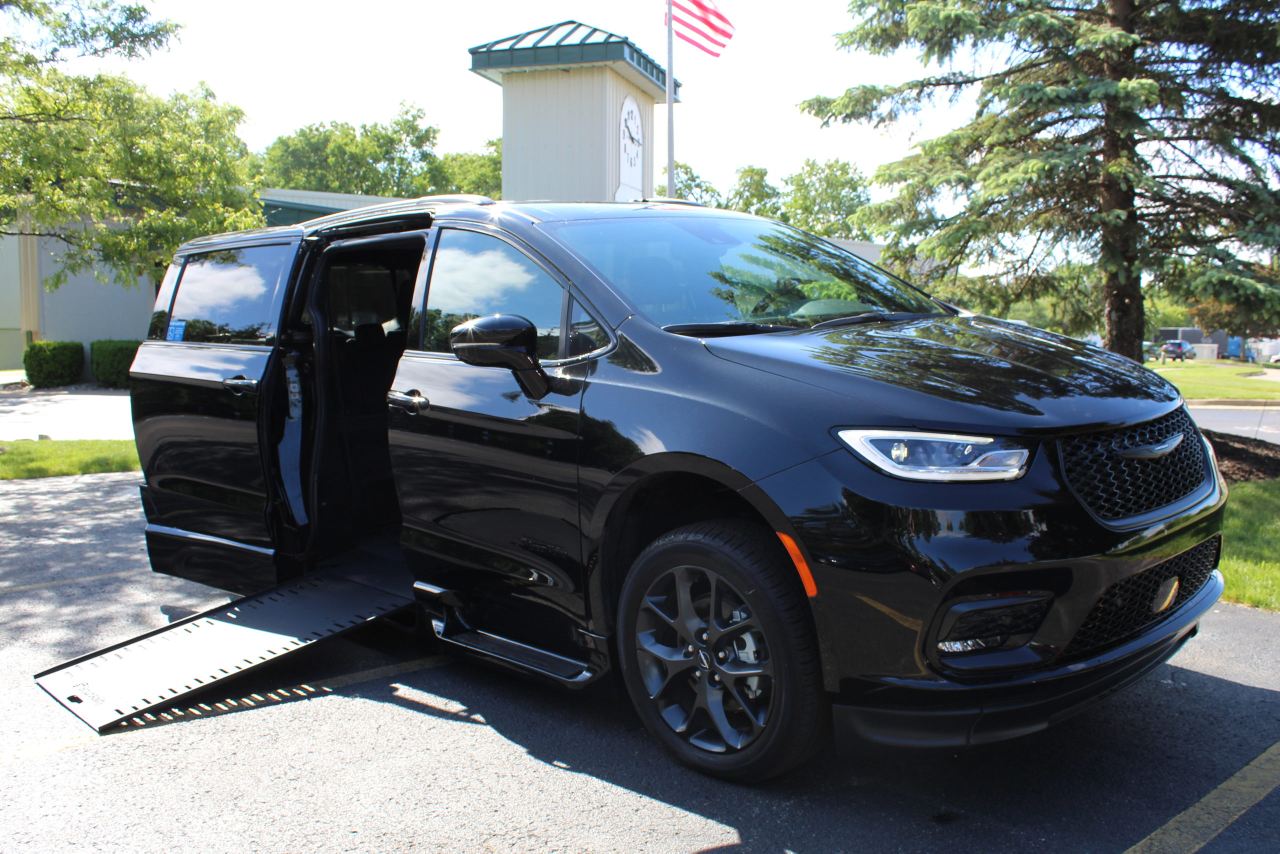 2021 Brilliant Black BraunAbility XT with Chrysler Pacifica Touring L Sport