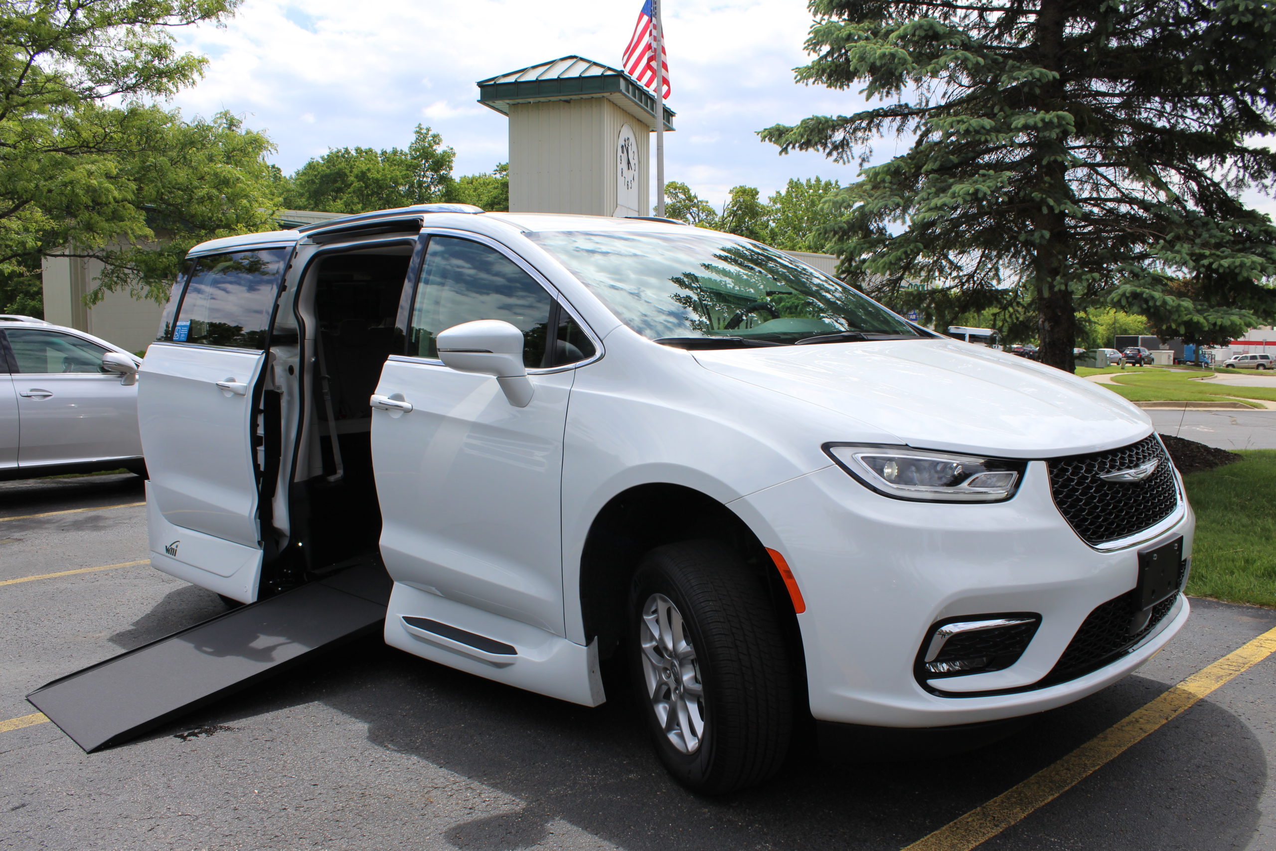 2021 White VMI Chrysler Pacifica Touring L with Northstar Conversion