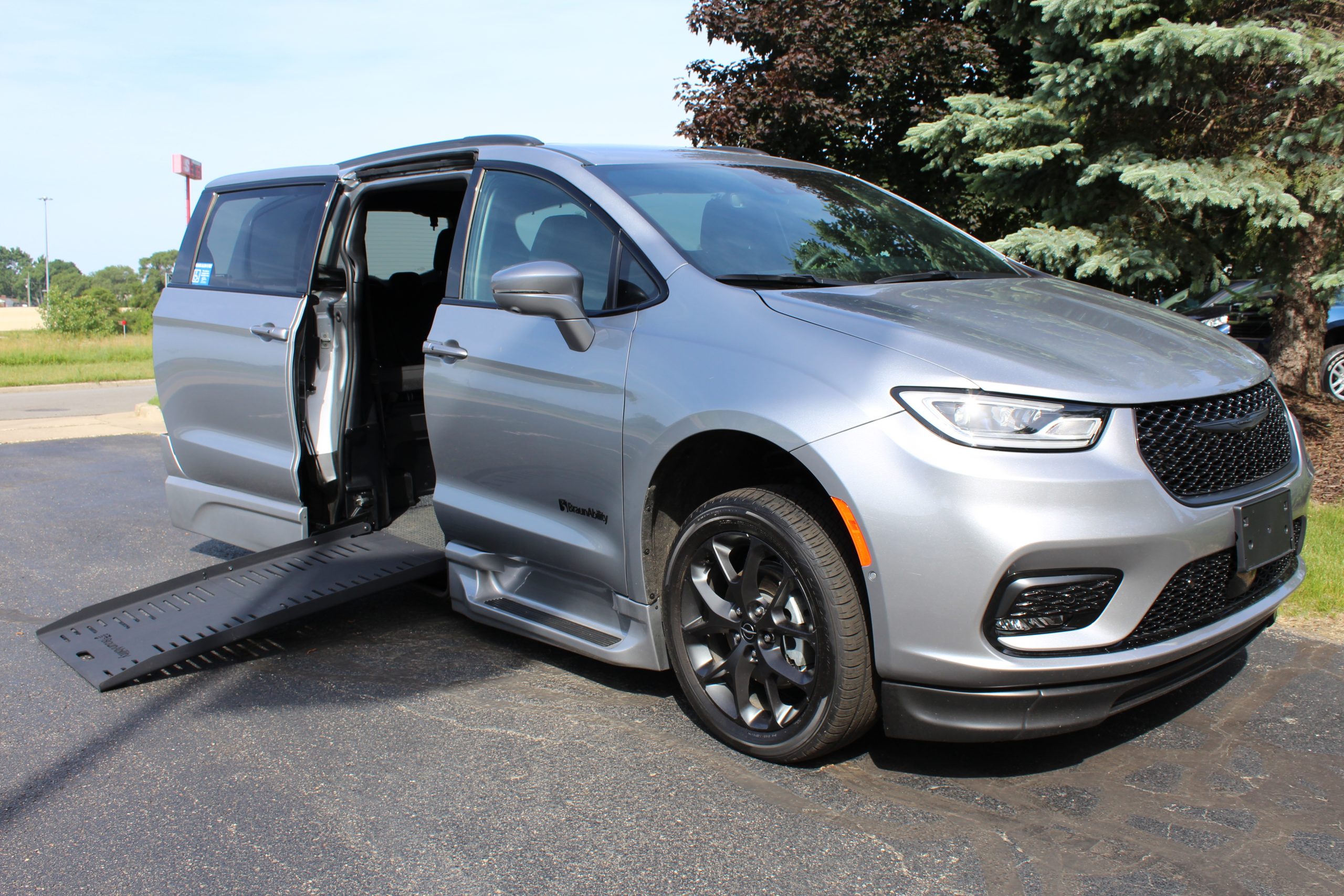 2021 Billet Silver Chrysler Pacifica Touring L Sport with BraunAbility XT Conversion with Rubber