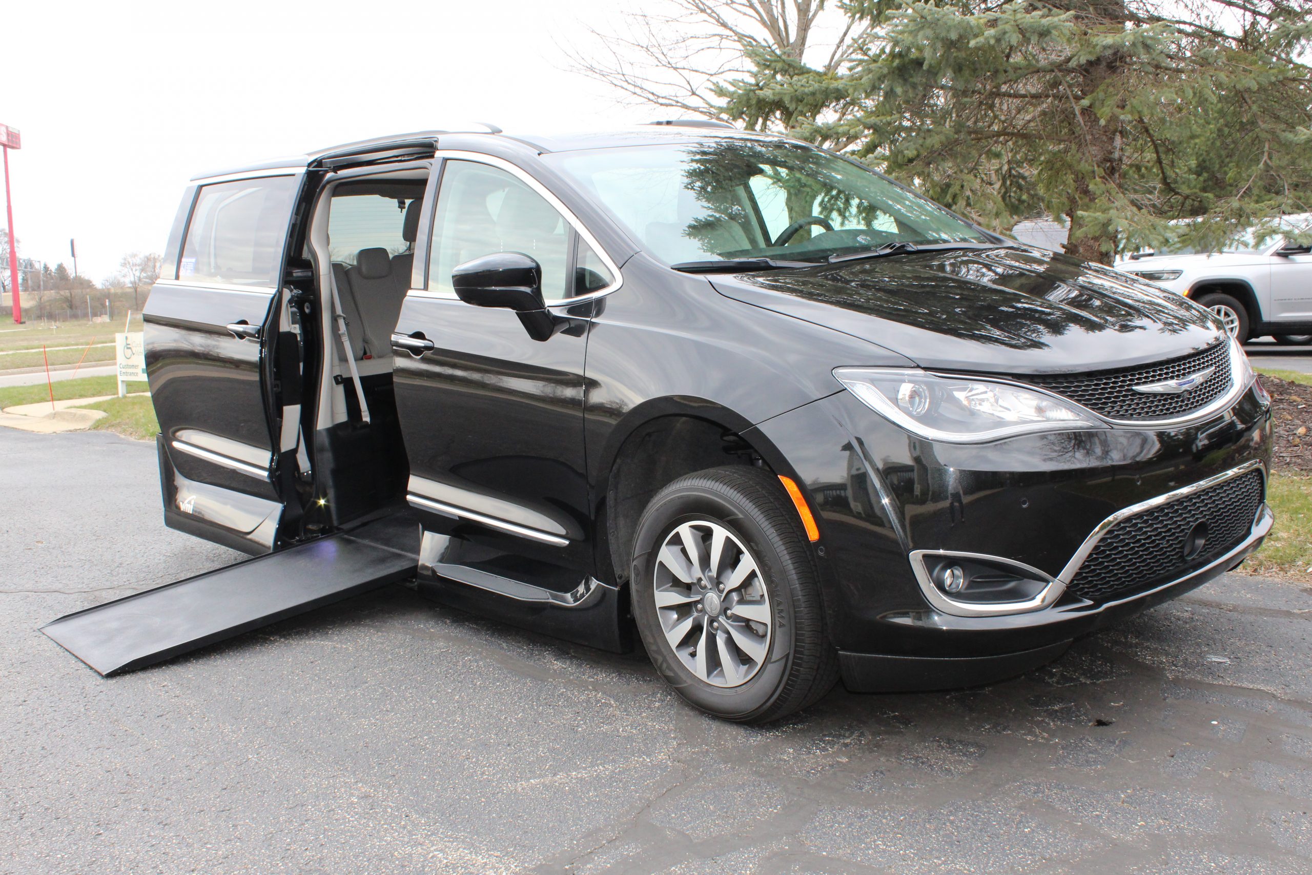 2020 Brilliant Black Chrysler Pacifica Touring L Plus with VMI Northstar Conversion
