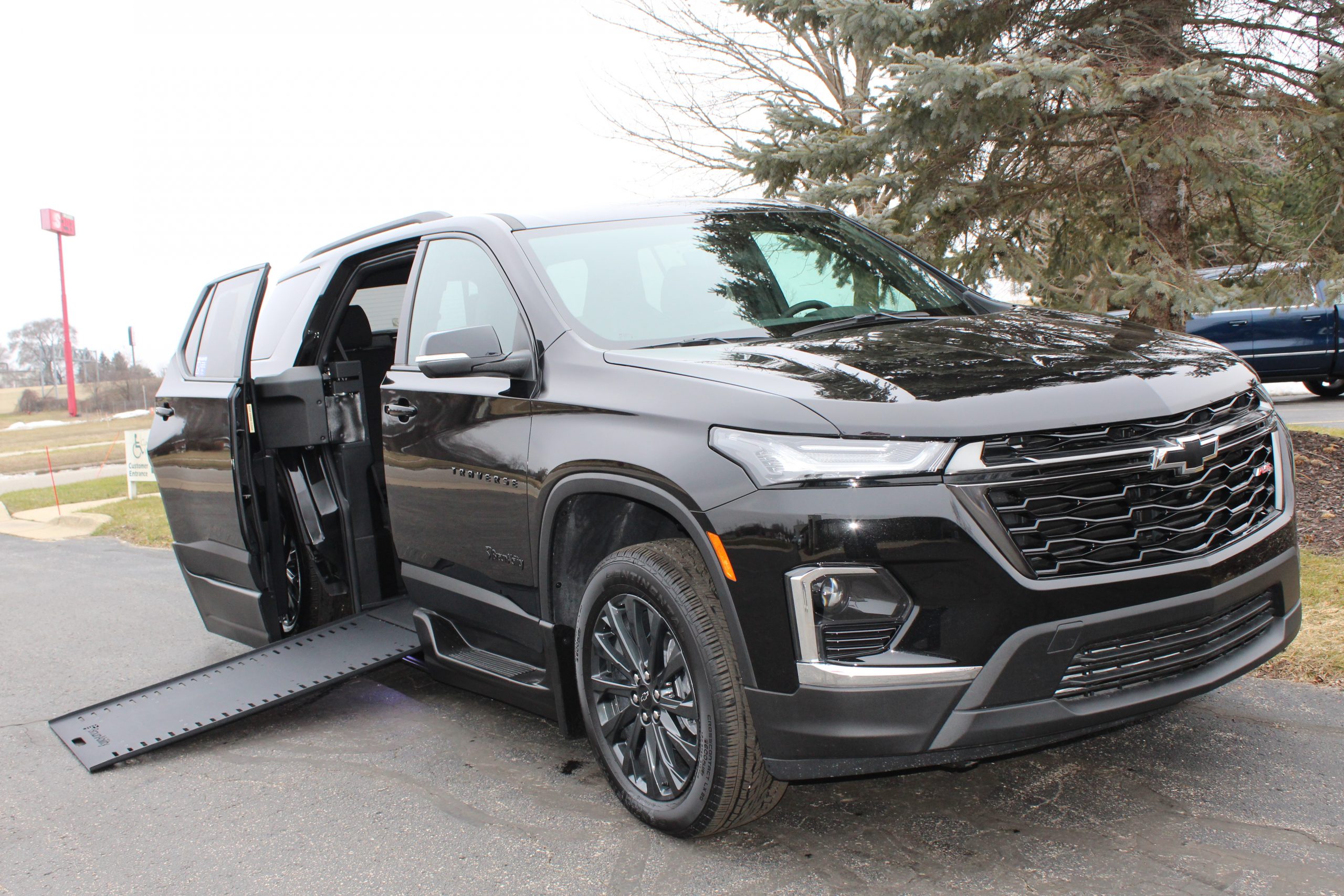2023 Mosaic Black Chevrolet Traverse 2LT RS Sport with BraunAbility XI Conversion with Rubber