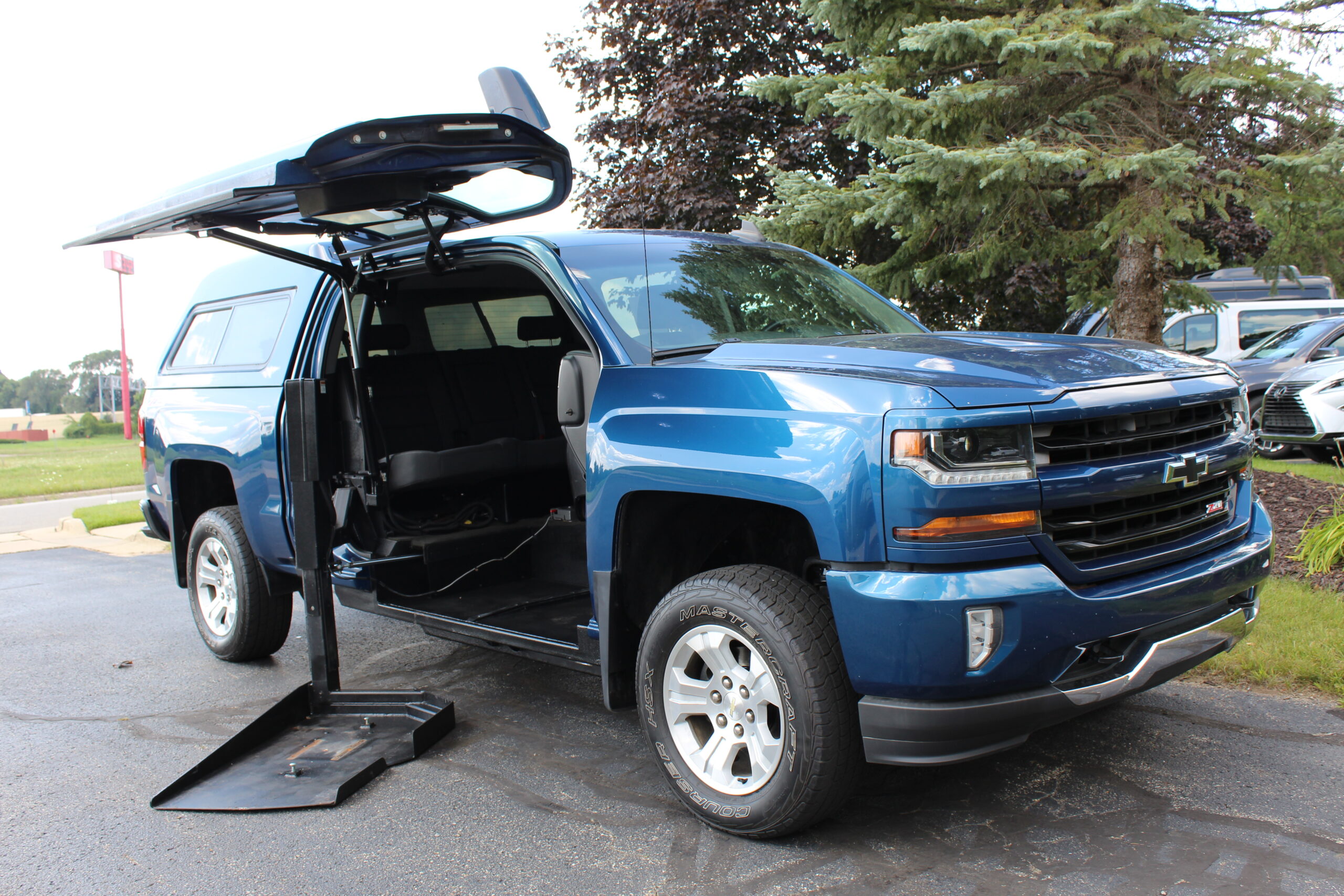 Used 2017 Chevrolet Silverado 1500 LT Z71 with VIN 3GCUKREC7HG191121 for sale in Grand Rapids, MI