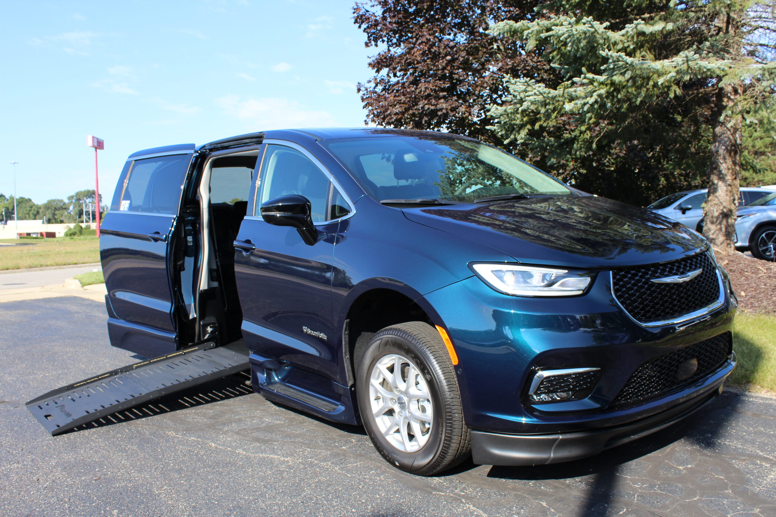 Used 2024 Chrysler Pacifica Touring L with VIN 2C4RC1BG3RR100918 for sale in Grand Rapids, MI