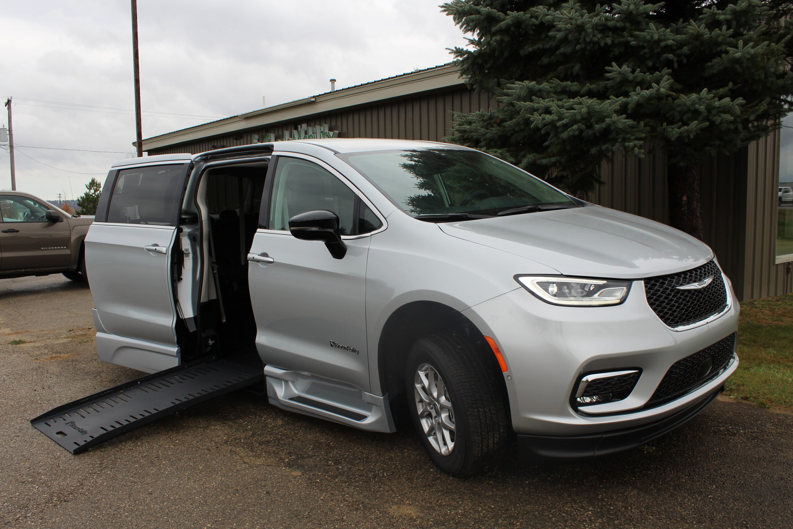 2024 Silver Mist Chrysler Pacifica Touring L SS with BraunAbility XT Conversion with Rubber