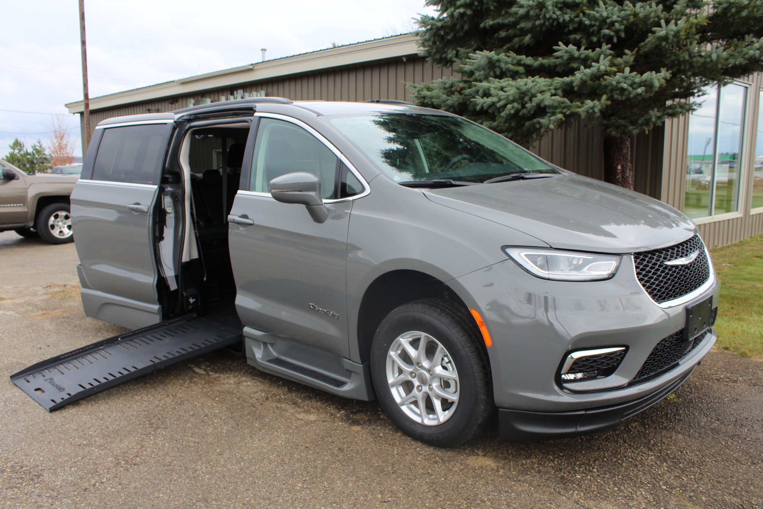 Used 2022 Chrysler Pacifica Touring L with VIN 2C4RC1BG3NR186158 for sale in Grand Rapids, MI