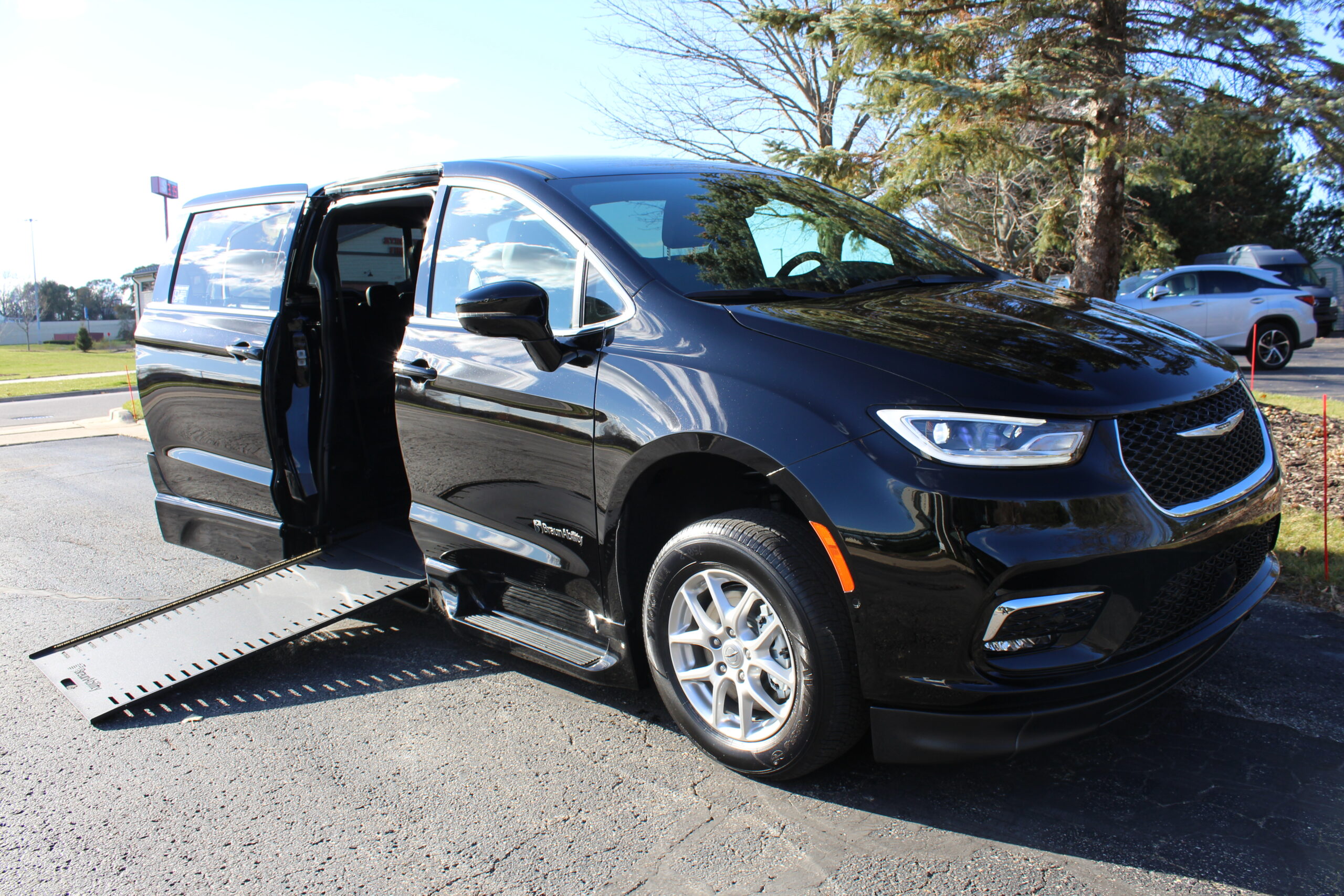 2025 Black Chrysler Pacifica Select Plus with BraunAbility XI Conversion with Rubber