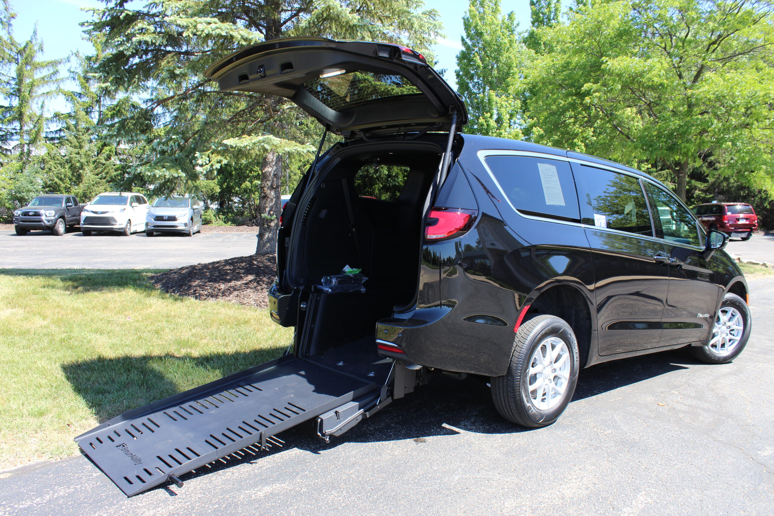 2026 Diamond Black Chrysler Pacifica Select with BraunAbility V7 Rear-Entry Conversion